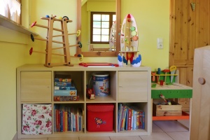 Haus OG - Regal mit Kinderspielsachen